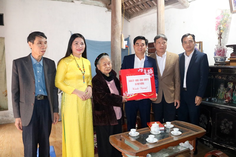 Xã Thụy Hương (huyện Chương Mỹ) phát hành sách lịch sử cách mạng: Tự hào 95 năm Đảng Cộng sản Việt Nam, tiếp nối truyền thống 78 năm Chi bộ đầu tiên
