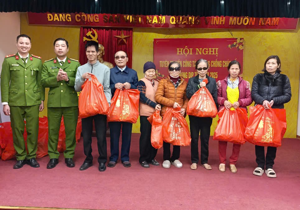 Huyện Thạch Thất: Tăng cường tuyên truyền Luật Thủ đô, kỹ năng phòng cháy chữa cháy cho hội viên Hội Người mù