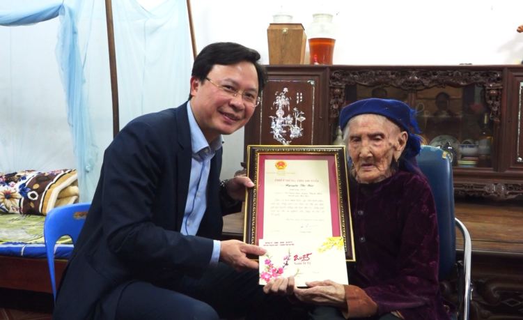 Lãnh đạo huyện Thạch Thất thăm, tặng quà Tết và trao Huy hiệu 45 năm tuổi Đảng tới đảng viên lão thành