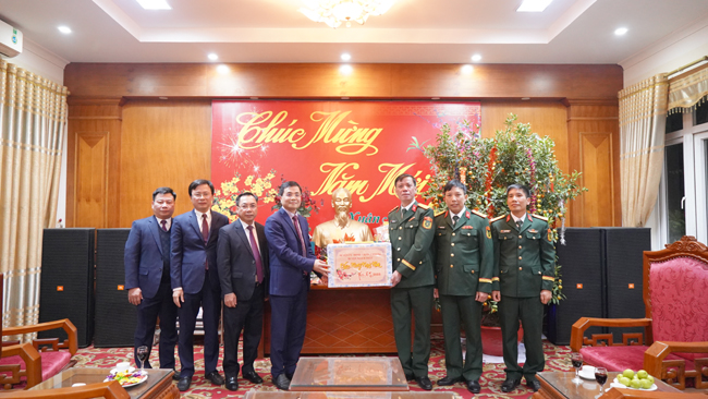 Lãnh đạo huyện Thạch Thất thăm, chúc Tết các lực lượng vũ trang và y tế, động viên hoàn thành tốt nhiệm vụ trong năm mới