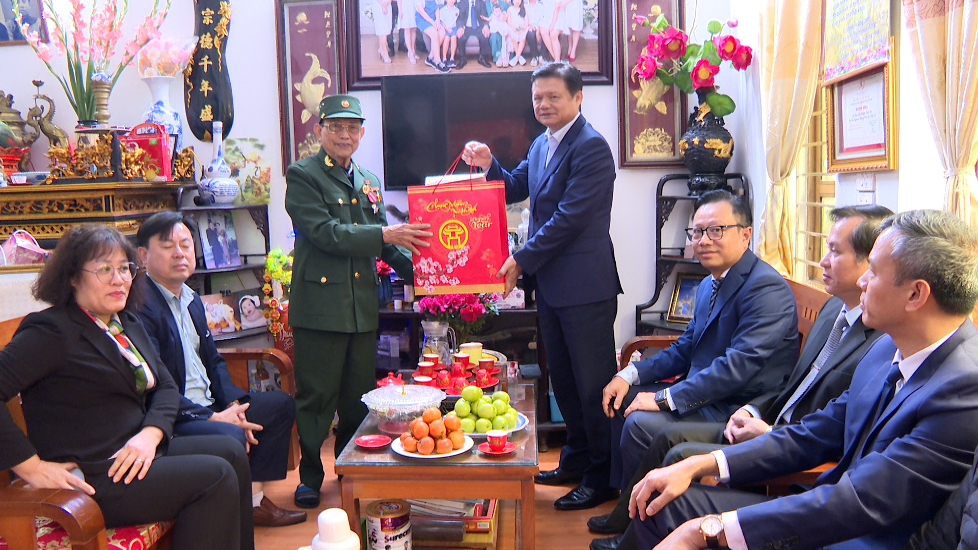 Lãnh đạo thành phố thăm, tặng quà Tết các gia đình chính sách tại huyện Hoài Đức: Lan tỏa đạo lý "Uống nước nhớ nguồn"