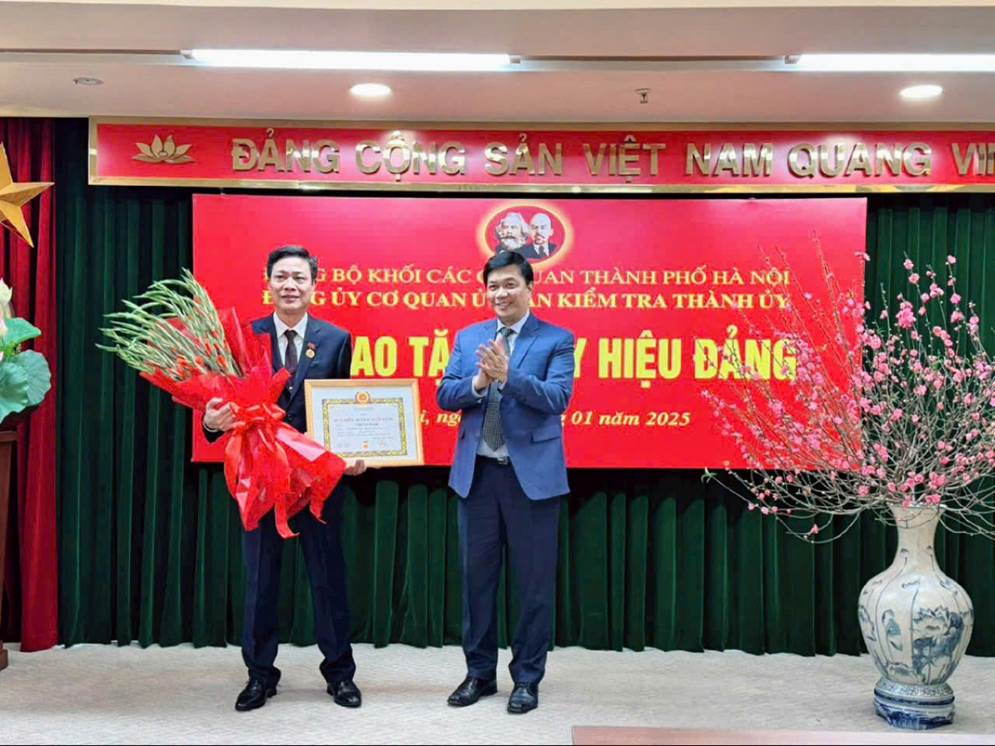 Trao Huy hiệu Đảng là sự khẳng định và tiếp nối truyền thống cách mạng vẻ vang