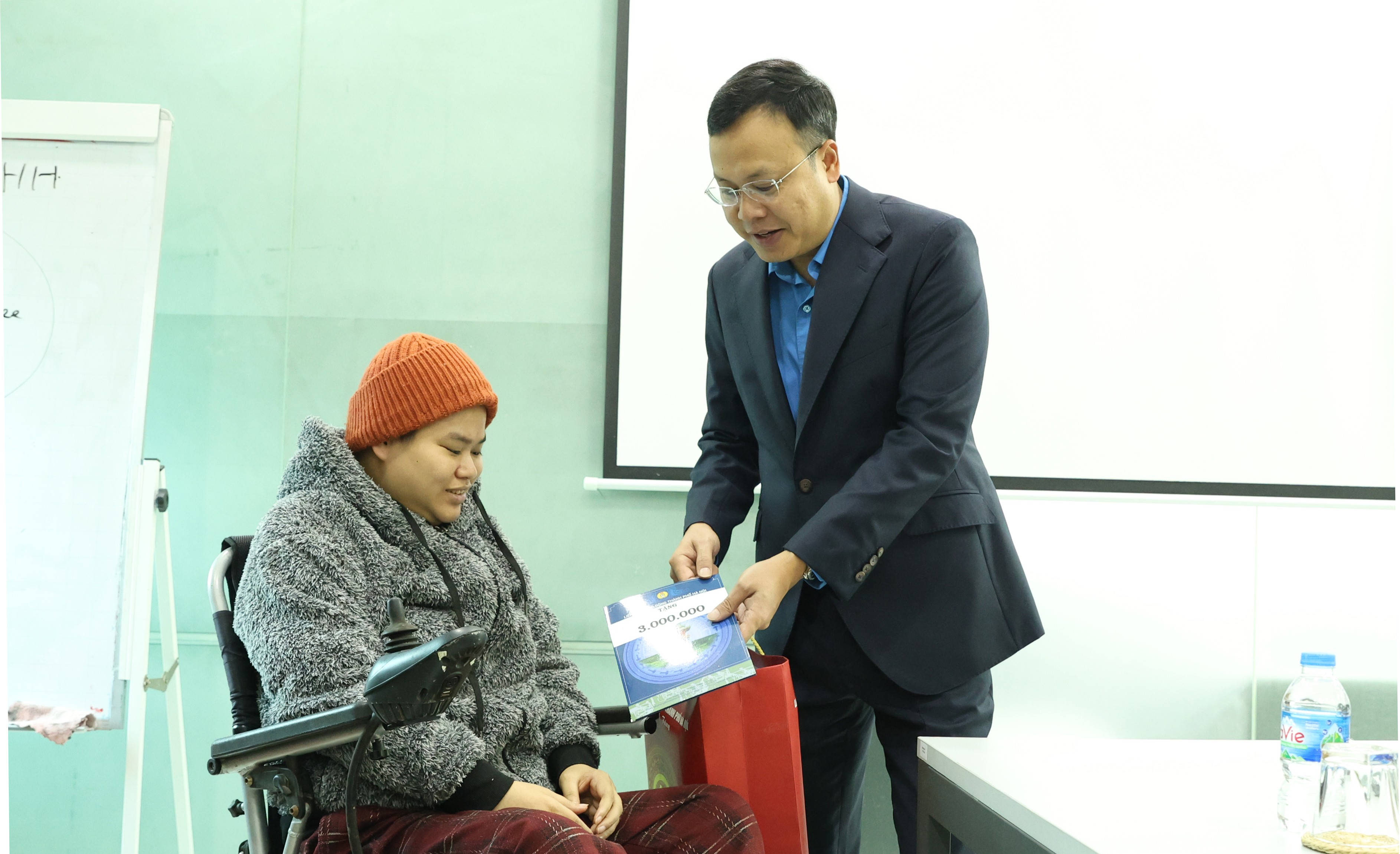 Chủ tịch LĐLĐ thành phố Hà Nội thăm và tặng quà cho đoàn viên công đoàn có hoàn cảnh khó khăn