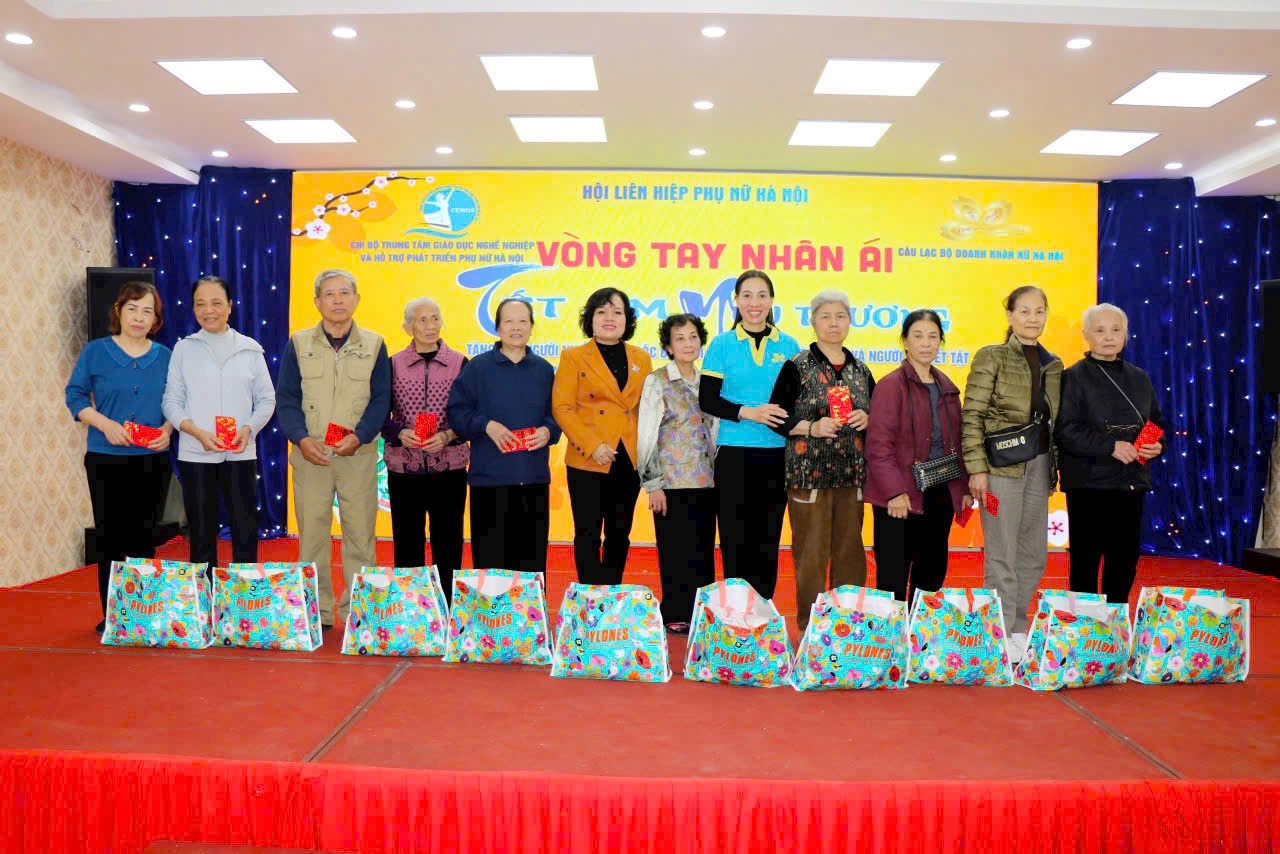 Hơn 500 phần quà Tết lan tỏa yêu thương đến phụ nữ và người yếu thế trên địa bàn Hà Nội