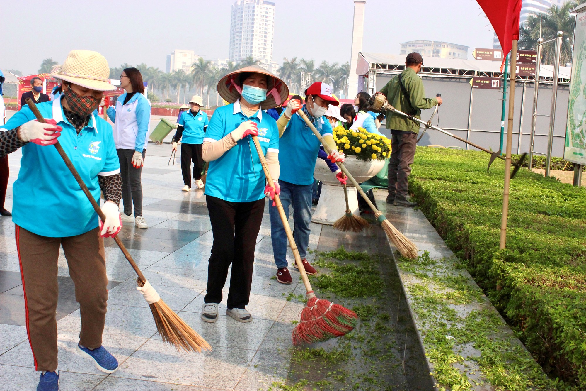 Phụ nữ Bắc Từ Liêm ra quân tổng vệ sinh môi trường, lan tỏa nếp sống “Sáng - xanh - sạch - đẹp” đón Xuân Ất Tỵ 2025