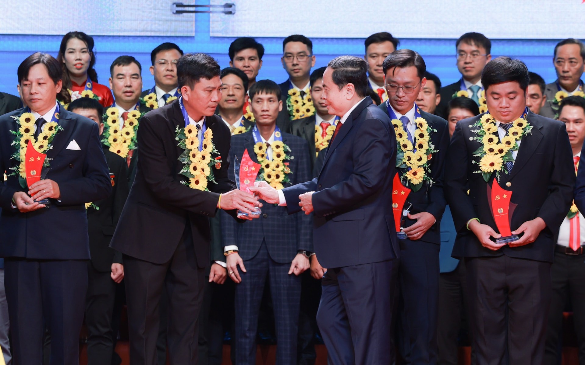 Tôn vinh 95 công nhân, lao động tiêu biểu là đảng viên: Khẳng định vai trò tiên phong của giai cấp công nhân trong kỷ nguyên vươn mình của dân tộc