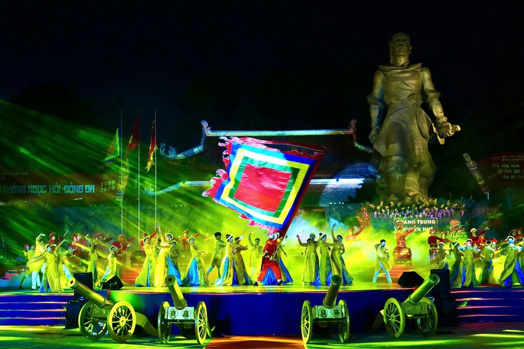 Hàng nghìn người dân tham dự Lễ hội Gò Đống Đa tưởng niệm 236 năm chiến thắng Ngọc Hồi - Đống Đa