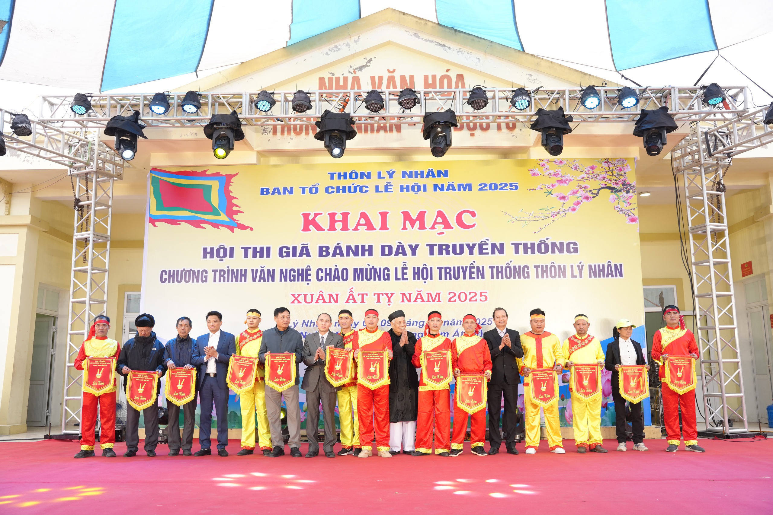 Rộn ràng Hội giã bánh giầy: Hơi thở truyền thống bừng sáng trong nhịp sống hiện đại