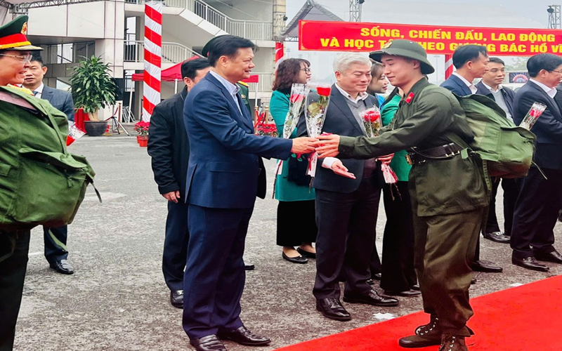 Quận Nam Từ Liêm tiễn 69 tân binh lên đường nhập ngũ: Hành trình cống hiến cho Tổ quốc