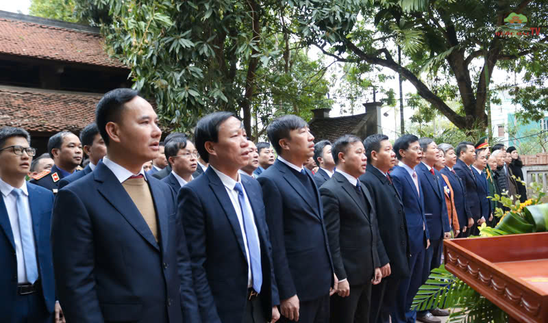 Huyện Quốc Oai dâng hương tưởng nhớ Bác Hồ, báo công đầu Xuân Ất Tỵ 2025