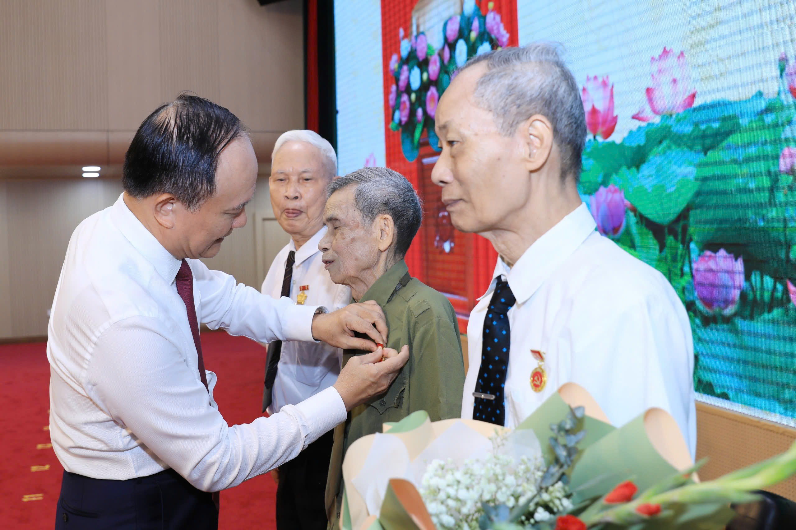 Chủ tịch HĐND thành phố Hà Nội Nguyễn Ngọc Tuấn trao Huy hiệu đảng tại quận Hà Đông: Tri ân đảng viên lão thành