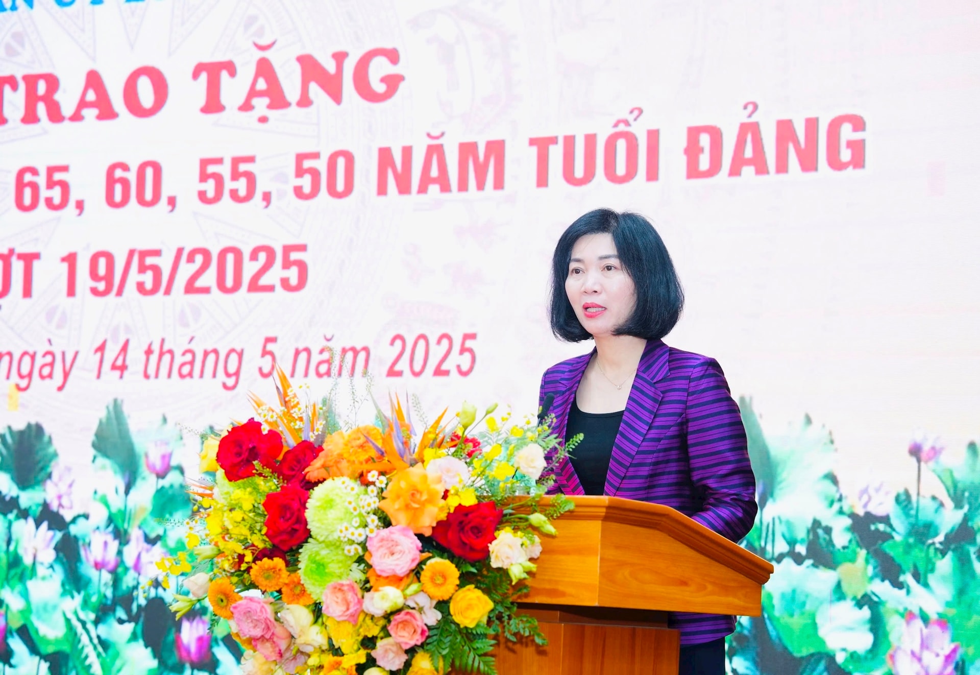 Phó Chủ tịch Thường trực HĐND thành phố Hà Nội Phùng Thị Hồng Hà trao Huy hiệu Đảng tại quận Long Biên: Biểu tượng của niềm tin, trách nhiệm và bản lĩnh chính trị