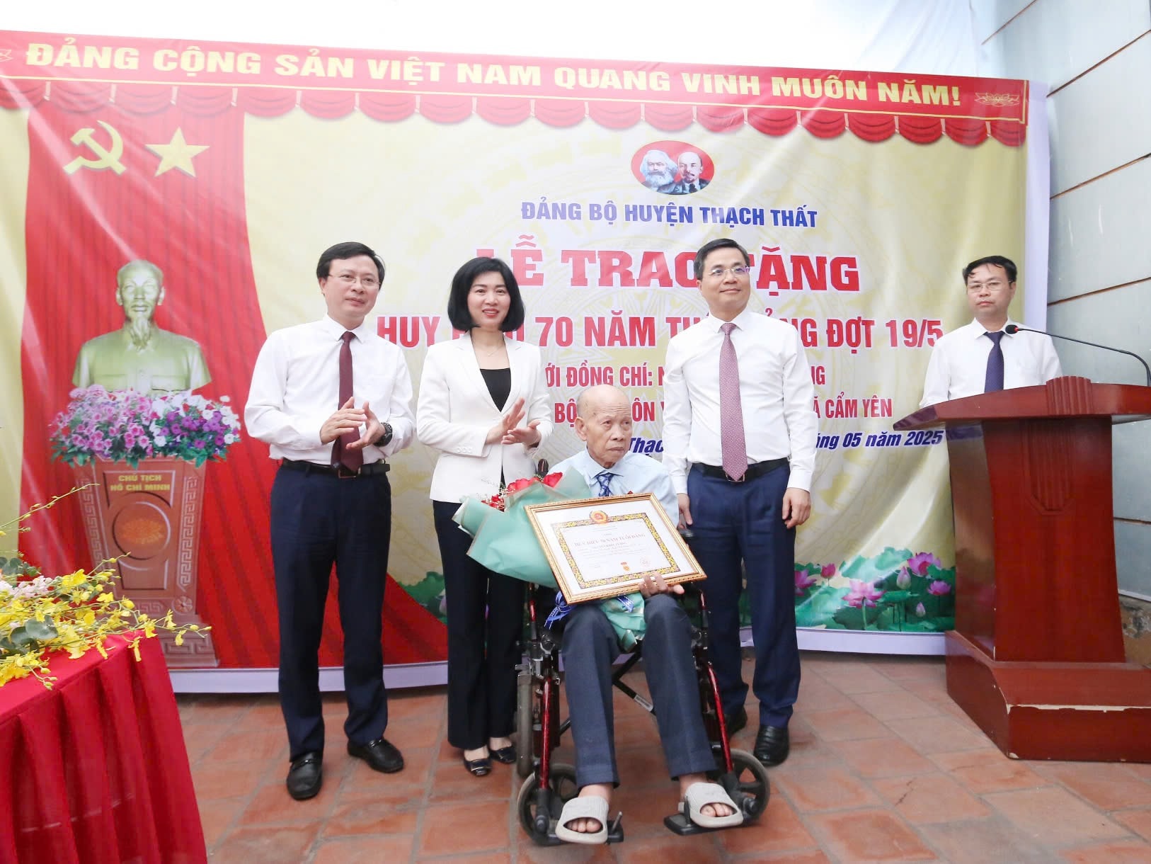 Huyện Thạch Thất trao tặng Huy hiệu Đảng tôn vinh đảng viên lão thành: Lan tỏa giá trị truyền thống, bồi đắp niềm tin chính trị trong kỷ nguyên mới