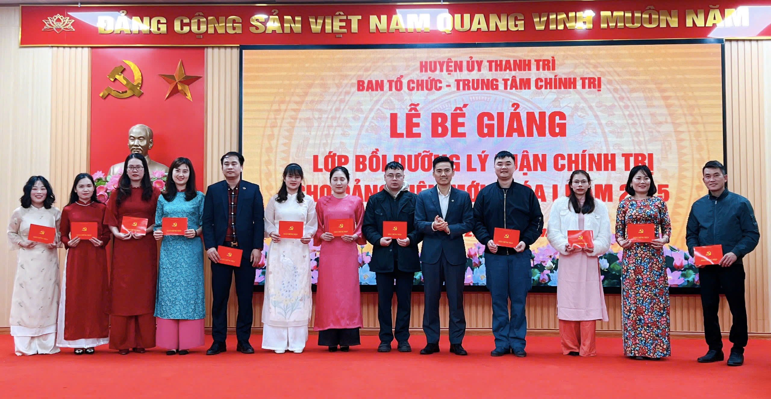 Bế giảng lớp bồi dưỡng Đảng viên mới: Khơi dậy bản lĩnh, khẳng định tinh thần vươn mình trong kỷ nguyên mới