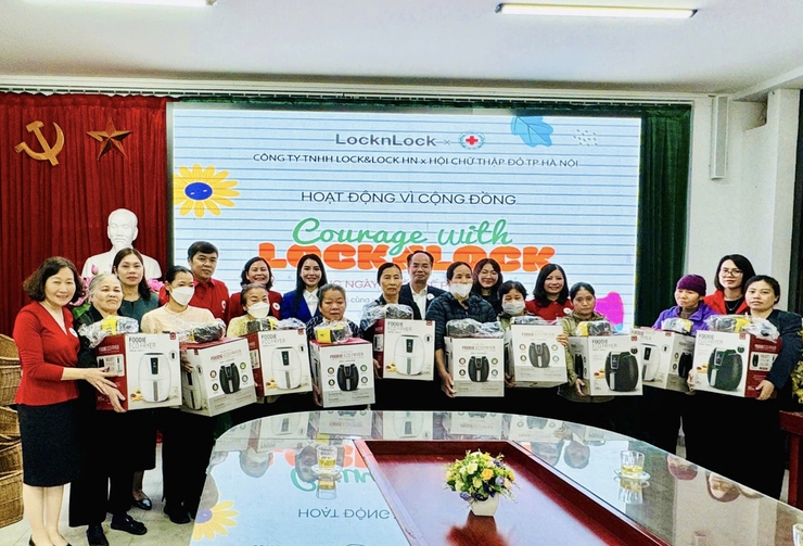 Lan tỏa yêu thương từ những món quà sẻ chia: Hỗ trợ phụ nữ đơn thân vượt qua khó khăn