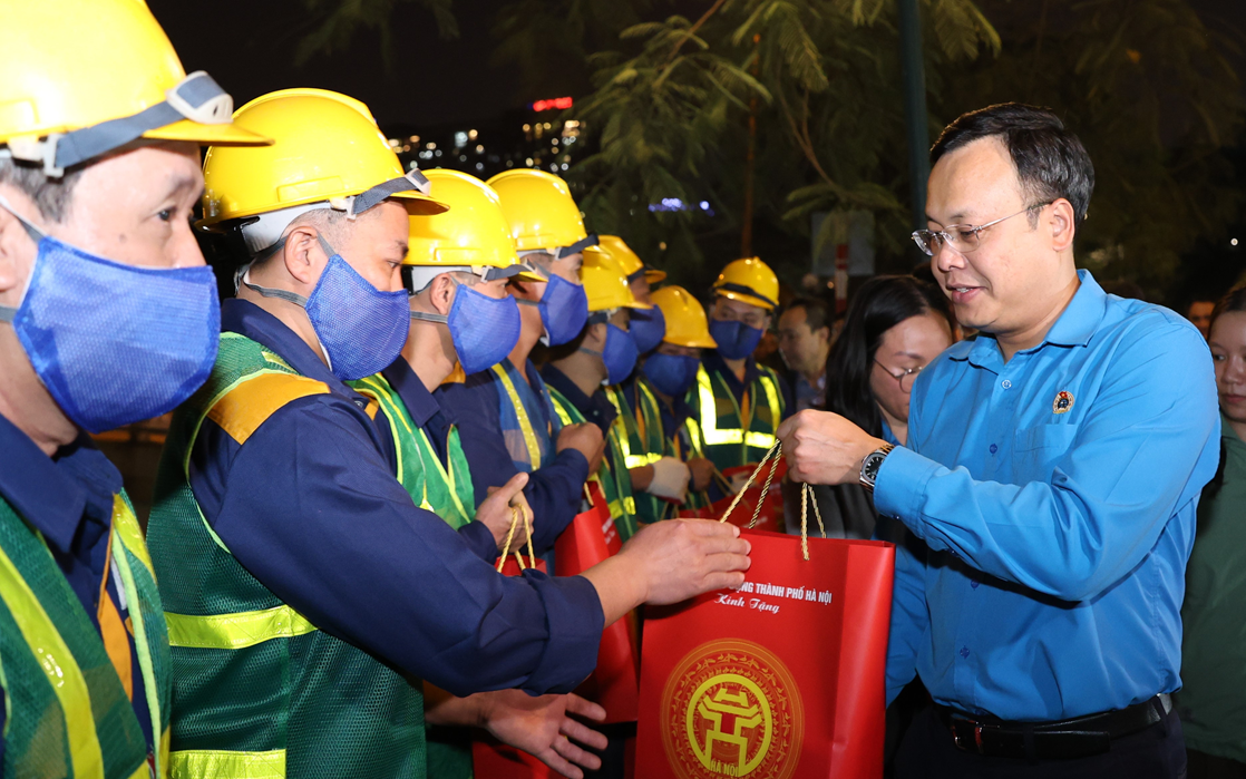 Chung tay làm sống lại sông Tô Lịch: Công nhân nỗ lực ngày đêm, Thủ đô lan tỏa tinh thần xanh - sạch - đẹp