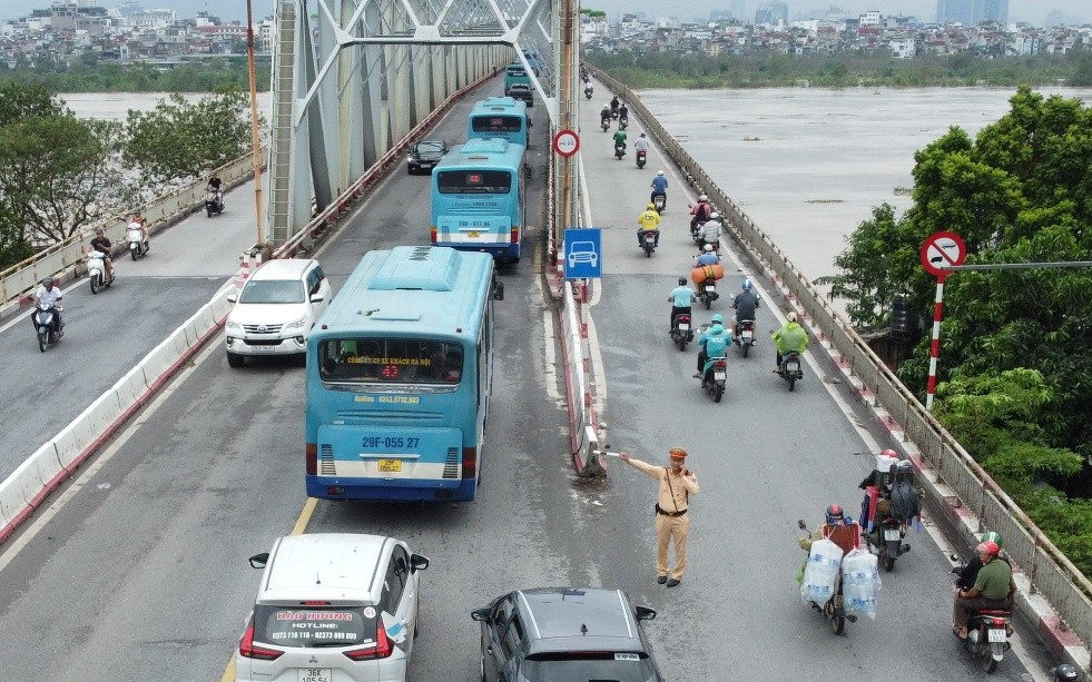 Hà Nội điều chỉnh phương án lưu thông qua cầu Chương Dương, bổ sung 16 xe trung chuyển