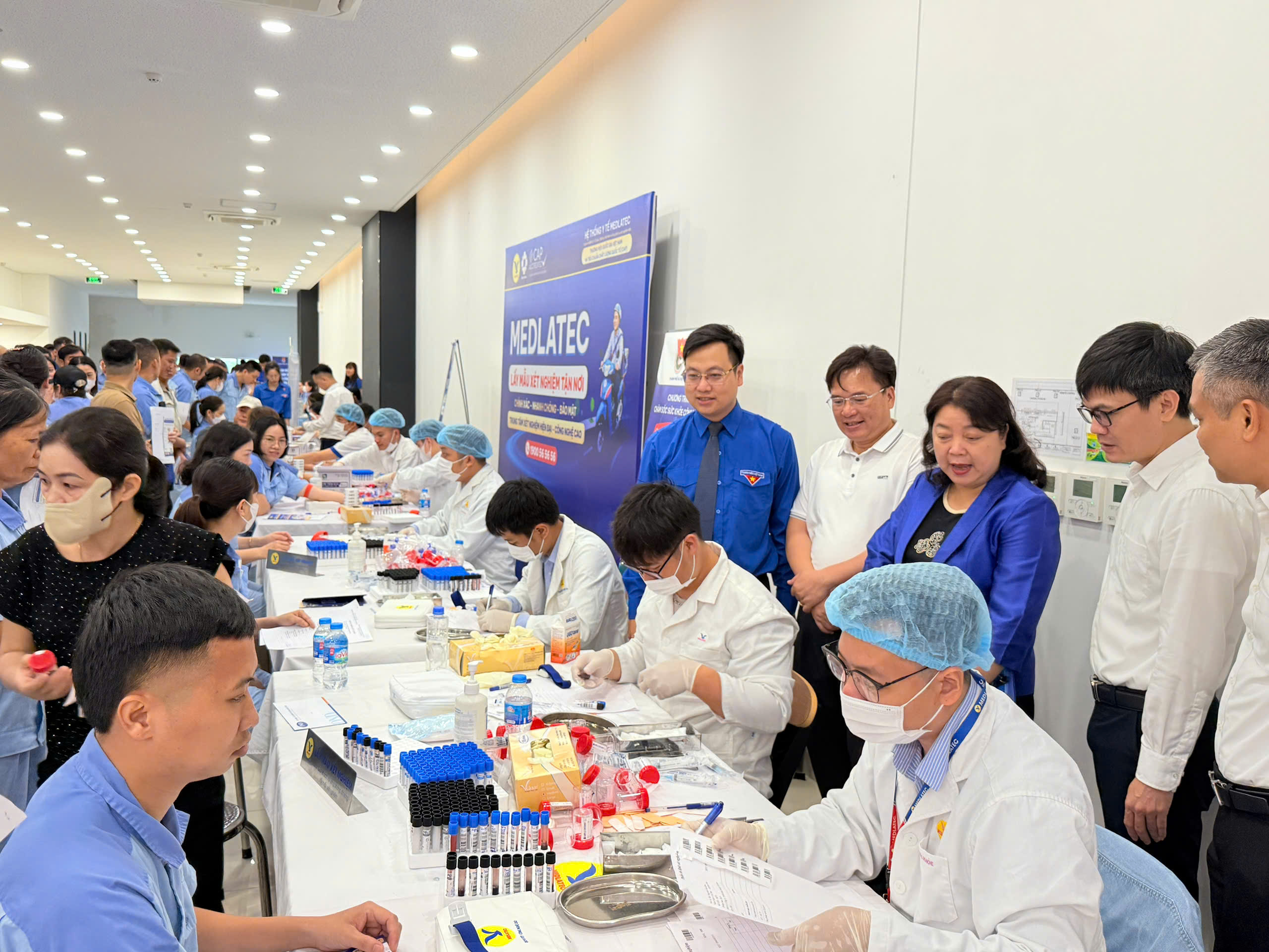 Tạo động lực cho thanh niên công nhân: Khám sức khỏe miễn phí, tặng quà và hỗ trợ chuyển đổi số