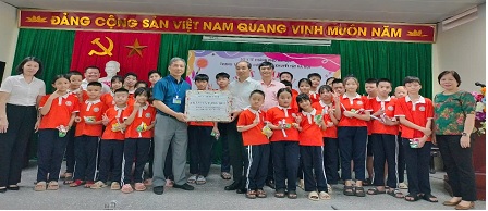 Lan tỏa yêu thương nhân dịp 1-6: Sở Y tế Hà Nội thăm, tặng quà trẻ khuyết tật tại Trung tâm nuôi dưỡng trẻ khuyết tật Hà Nội