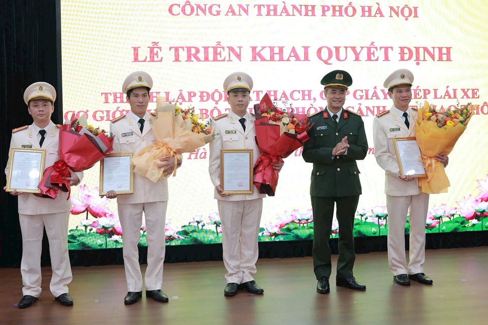 Công an thành phố Hà Nội chính thức tiếp nhận nhiệm vụ sát hạch, cấp giấy phép lái xe: Không để gián đoạn, tăng tiện ích cho người dân