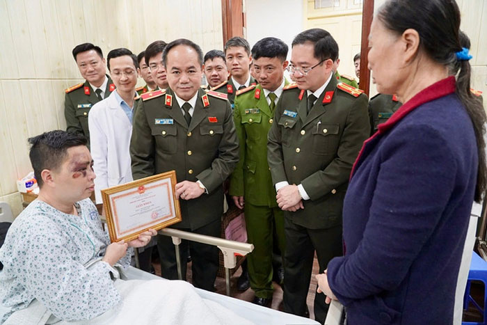 Giám đốc Công an thành phố thăm, động viên cán bộ bị thương trong khi làm nhiệm vụ, chỉ đạo điều tra nghiêm minh
