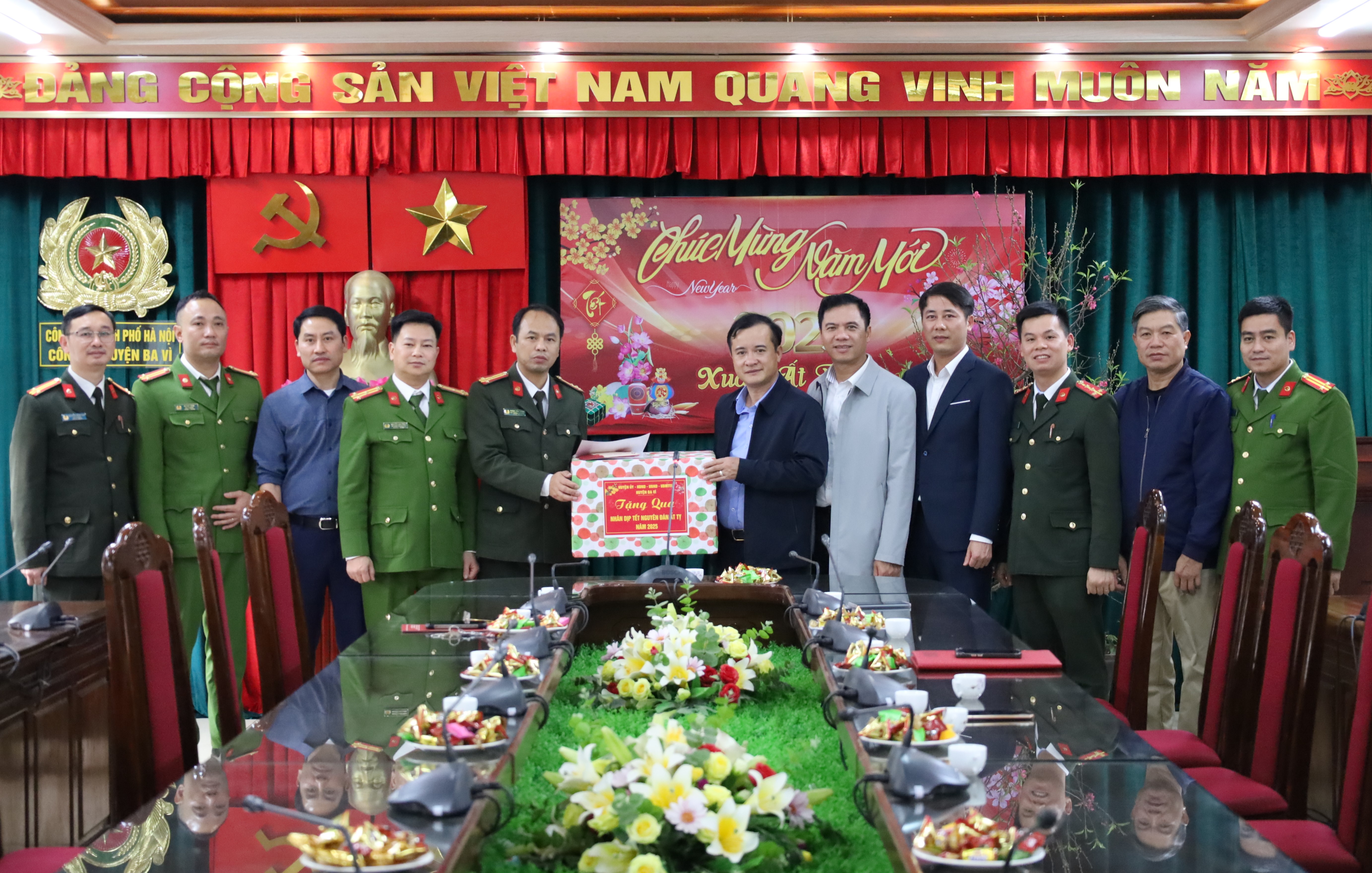 Lãnh đạo huyện Ba Vì thăm, chúc Tết và giao nhiệm vụ đầu xuân cho các đơn vị trọng điểm