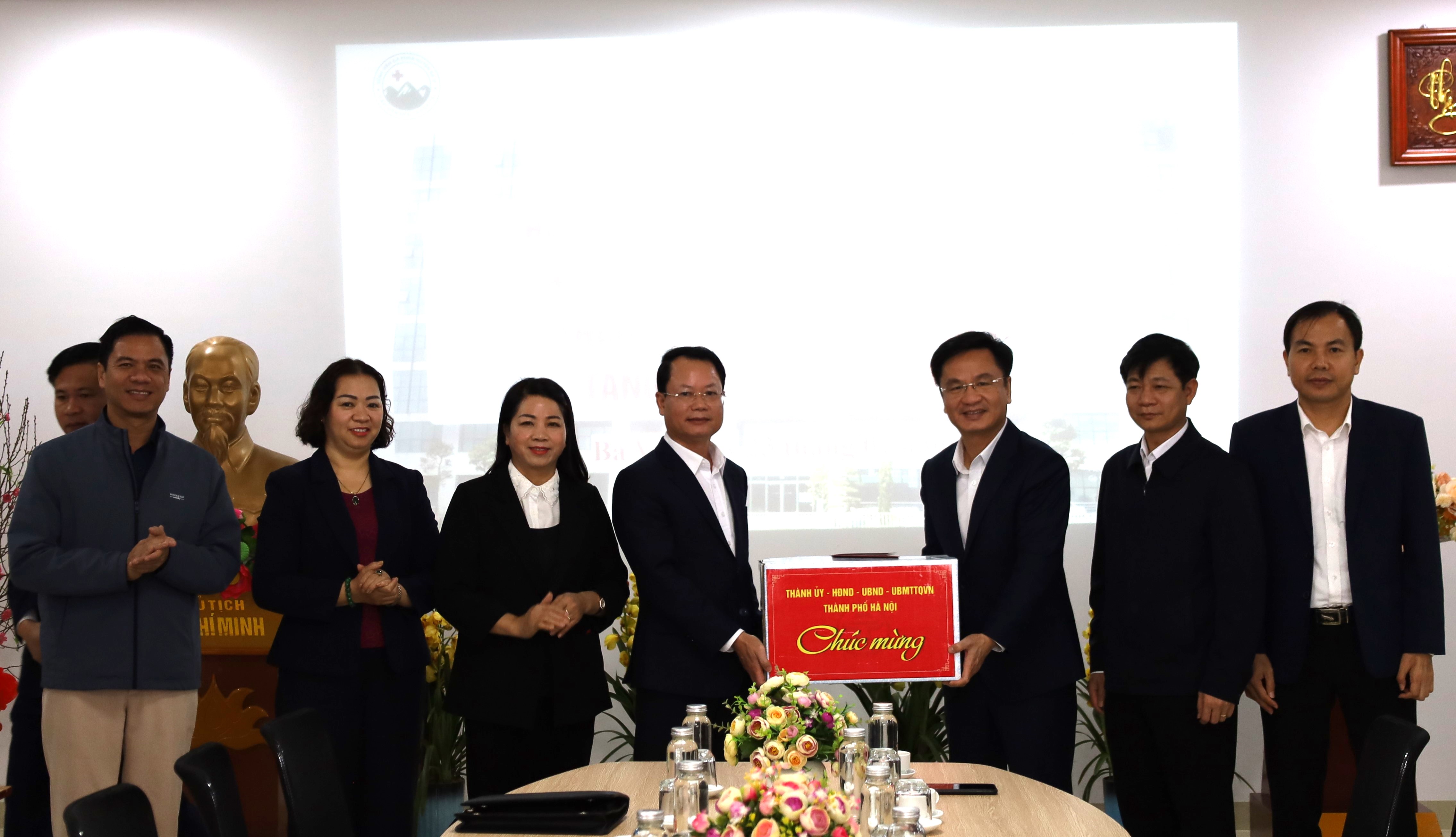 Lãnh đạo huyện Ba Vì thăm, chúc Tết lực lượng tuyến đầu đảm bảo điện, y tế dịp Xuân Ất Tỵ