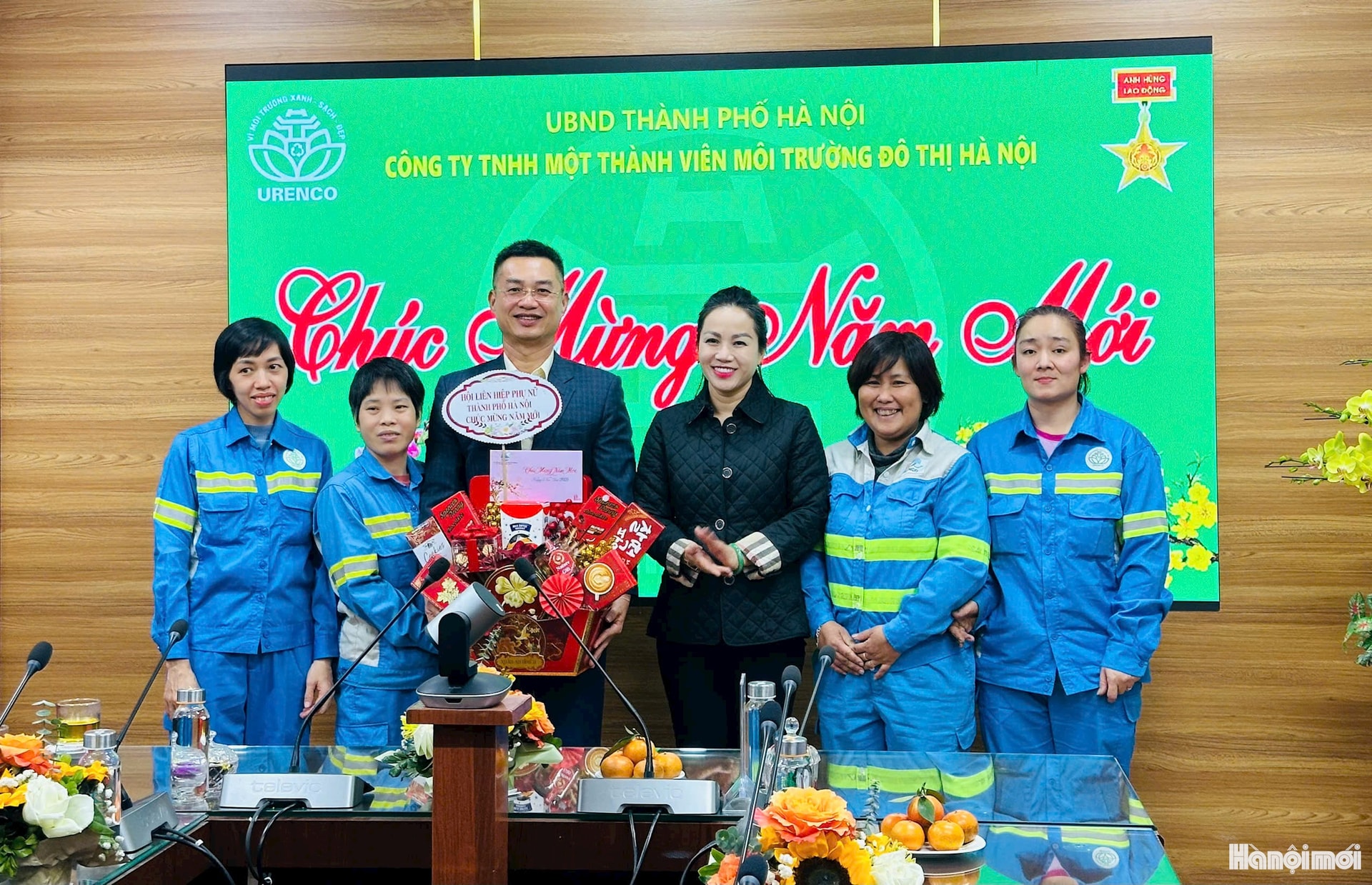 Mang Tết nghĩa tình đến những người giữ cho Hà Nội sạch - xanh mỗi sớm mai