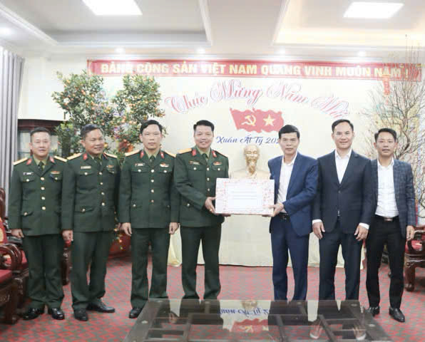 Bí thư Huyện ủy Quốc Oai Nguyễn Văn Thọ thăm, chúc Tết cán bộ, chiến sĩ Ban Chỉ huy Quân sự huyện