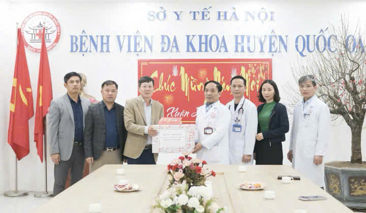 Lan tỏa yêu thương, sẻ chia dịp Tết: Lãnh đạo huyện Quốc Oai thăm, chúc Tết và tặng quà tại Bệnh viện Đa khoa huyện