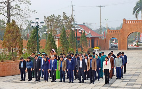 Thị xã Sơn Tây tri ân các anh hùng liệt sĩ: Dâng hương tưởng niệm tại Nghĩa trang liệt sĩ thị xã