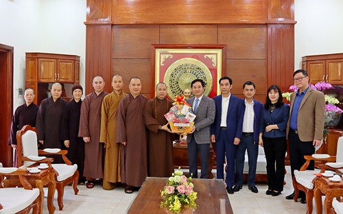 Tăng cường gắn kết, đồng hành cùng phát triển: Lãnh đạo thị xã Sơn Tây thăm, chúc Tết Ban trị sự Giáo hội Phật giáo thị xã