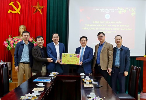 Lãnh đạo thị xã Sơn Tây thăm, chúc Tết và động viên các đơn vị trực Tết Nguyên đán Ất Tỵ 2025