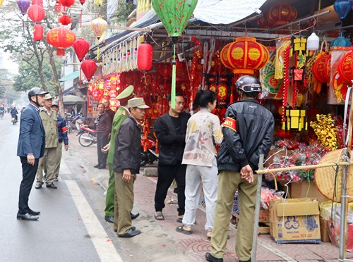 Phường Ngô Quyền (thị xã Sơn Tây) ra quân lập lại trật tự đô thị, xây dựng hình ảnh sáng - xanh - sạch - đẹp dịp Tết và lễ hội Xuân Ất Tỵ