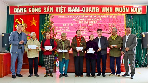 Ấm tình quân - dân từ những chiếc bánh chưng xanh ngày Tết