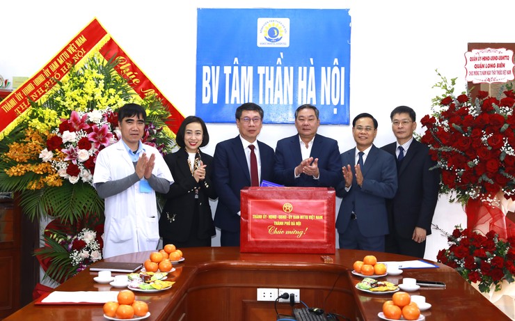 Lãnh đạo thành phố thăm, chúc mừng các bệnh viện, cơ sở y tế nhân kỷ niệm 70 năm Ngày Thầy thuốc Việt Nam
