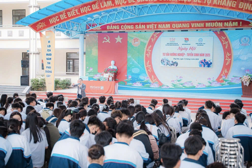 Huyện Ứng Hòa: Gần 1.000 học sinh hào hứng tham gia Ngày hội Tư vấn hướng nghiệp - Tuyển sinh năm 2025