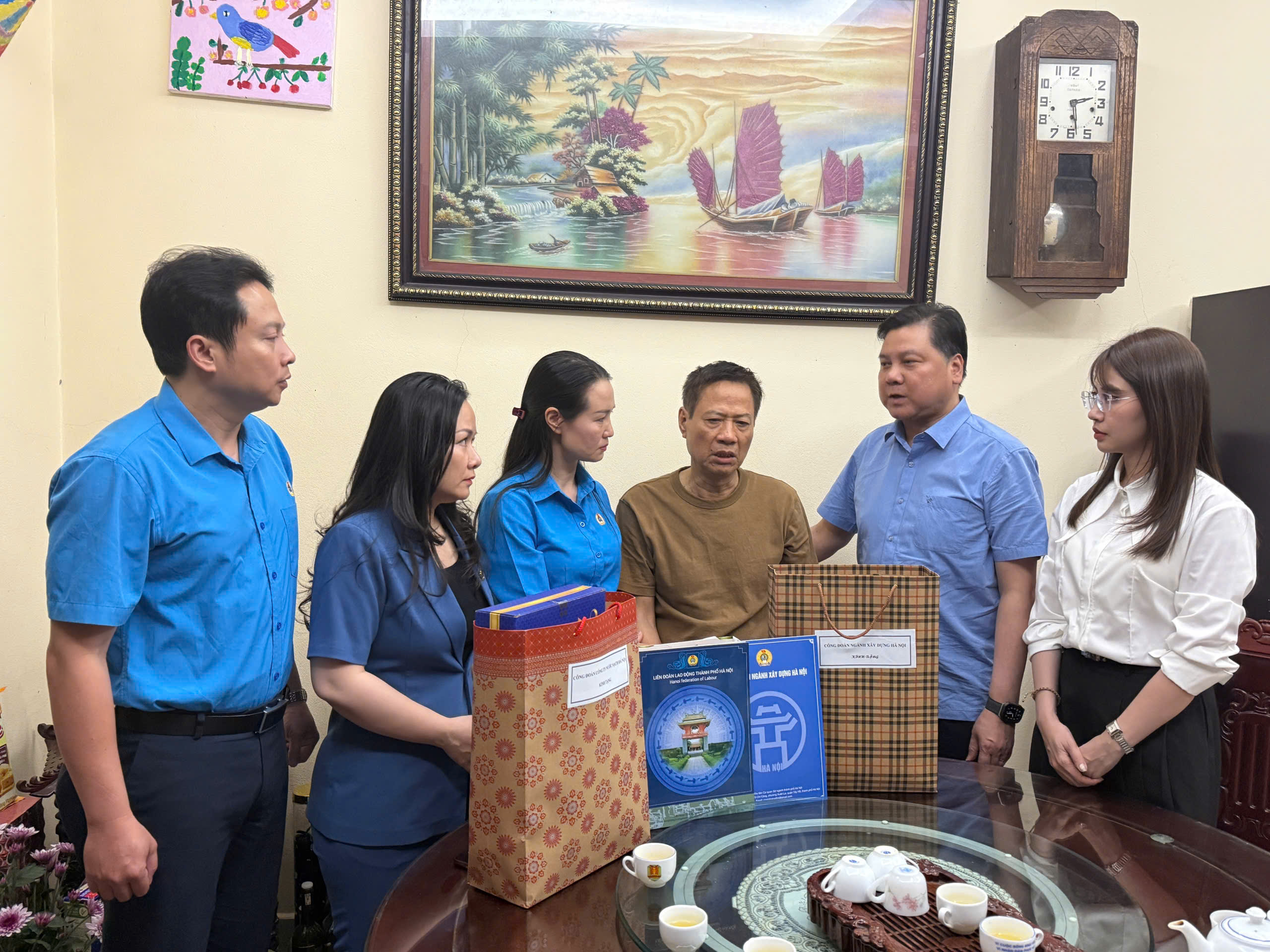 Công đoàn ngành Xây dựng Hà Nội thăm hỏi, động viên gia đình đoàn viên tử vong trong vụ cháy tại Trung Liệt