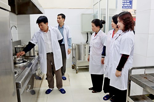 Thị xã Sơn Tây kiểm tra công tác y tế trường học và an toàn thực phẩm tại các cơ sở giáo dục