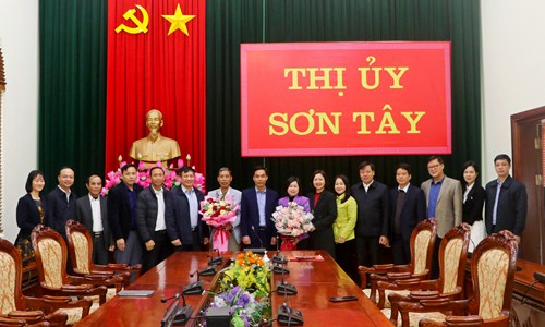 Thị xã Sơn Tây tri ân những đóng góp, ghi nhận vai trò tiên phong của cán bộ nghỉ hưu theo chế độ mới