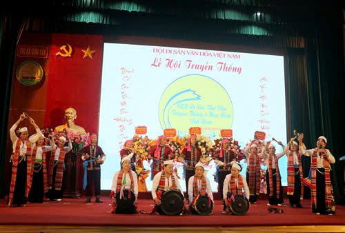 Gìn giữ hồn cốt dân tộc qua những vần thơ truyền thống