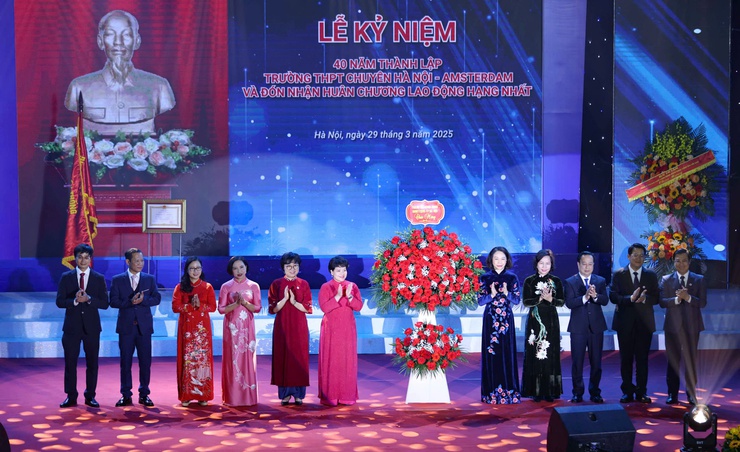 Trường THPT chuyên Hà Nội - Amsterdam đón nhận Huân chương Lao động hạng Nhất: Khẳng định vị thế giáo dục mũi nhọn Thủ đô