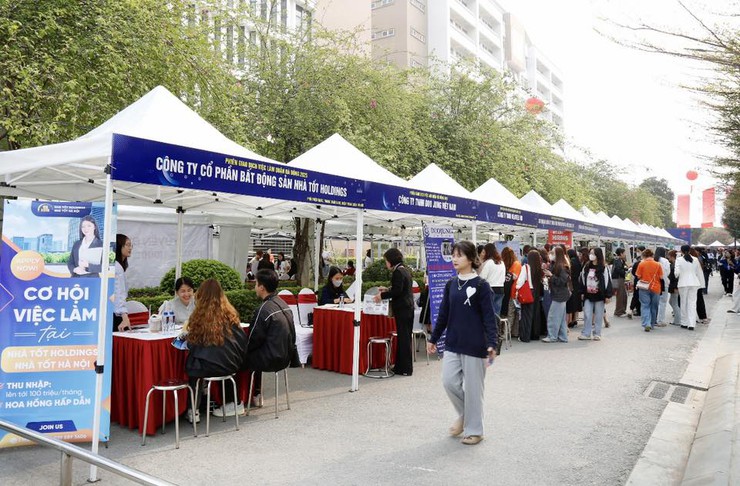 Thị trường lao động Hà Nội khởi sắc đầu năm 2025: Việc làm tăng mạnh, an sinh xã hội được đảm bảo