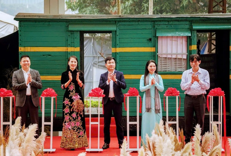 “Áo dài phụ nữ Việt Nam đi qua khói lửa chiến tranh”: Tái hiện ký ức chiến tranh từ tà áo dân tộc
