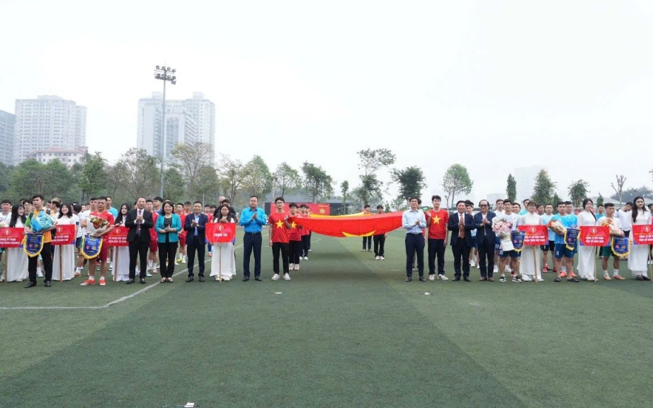 Tưng bừng khai mạc Giải bóng đá CNVCLĐ Thủ đô 2025: Dấu ấn 10 năm lan tỏa tinh thần đoàn kết, khỏe để cống hiến