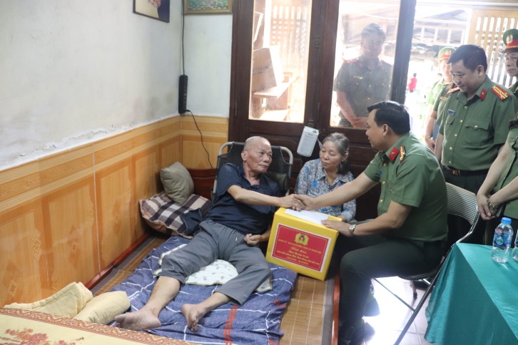 Công an Thủ đô tri ân cán bộ lão thành và thân nhân liệt sĩ nhân kỷ niệm Ngày Giải phóng miền Nam