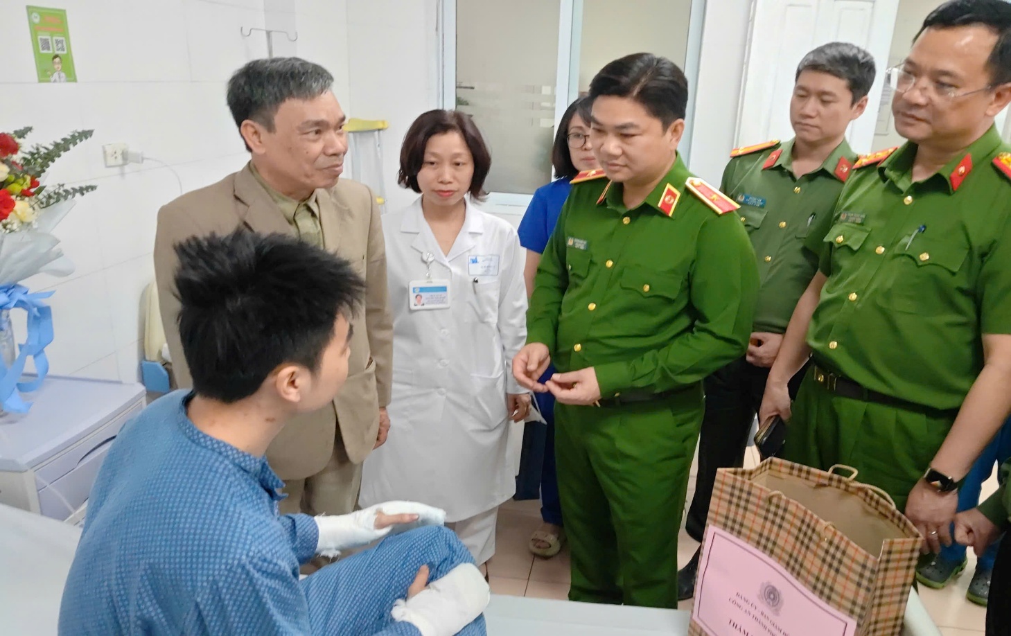 Thăm hỏi chiến sĩ bị thương khi làm nhiệm vụ: Ghi nhận tinh thần dũng cảm, lan tỏa hình ảnh người chiến sĩ Công an Thủ đô