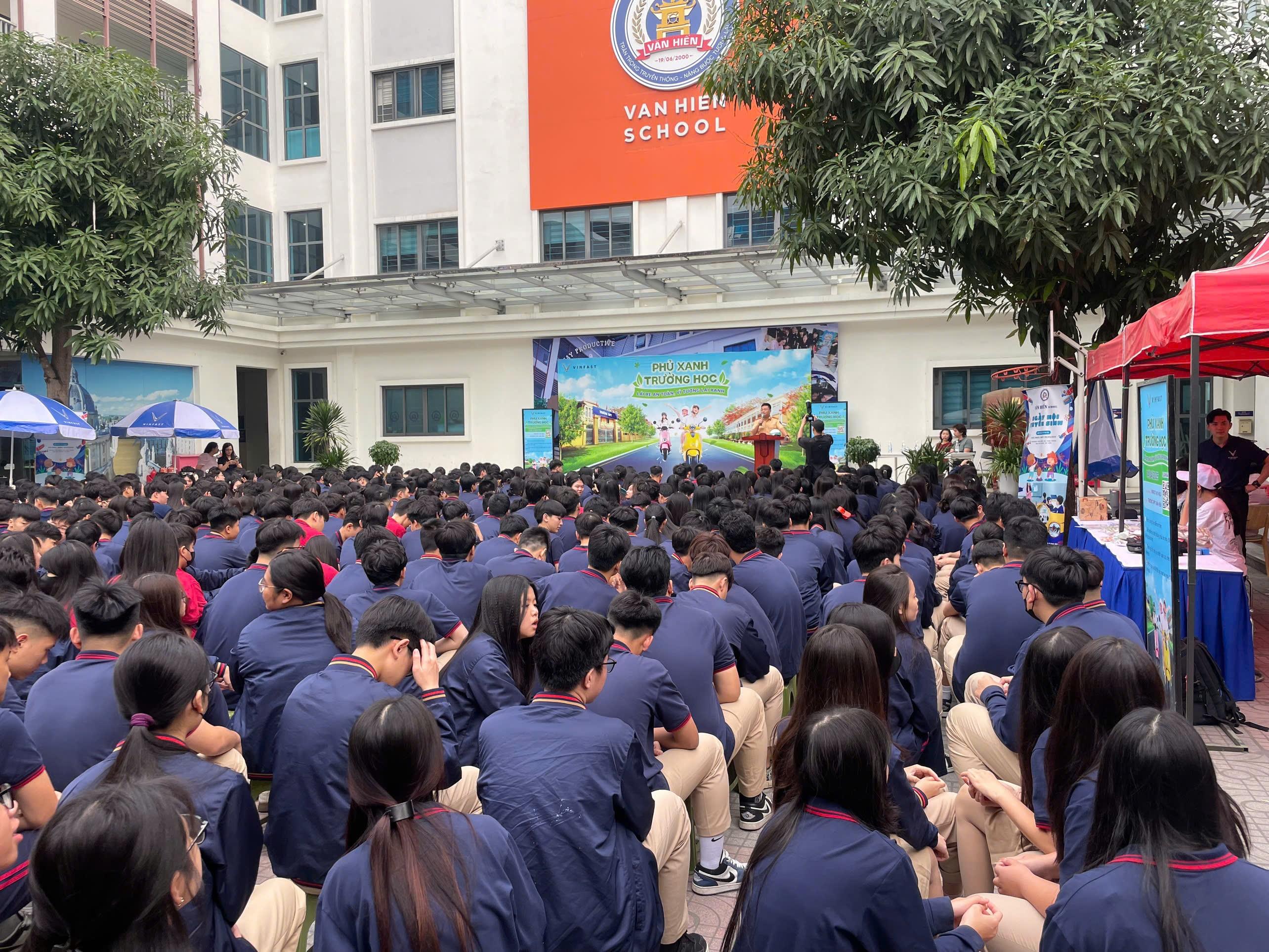 Lan tỏa văn hóa giao thông học đường: Học sinh THPT Văn Hiến trở thành tuyên truyền viên an toàn giao thông