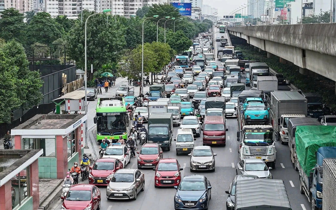 Hà Nội điều chỉnh tổ chức giao thông, xén dải phân cách nhiều nơi để chống ùn tắc