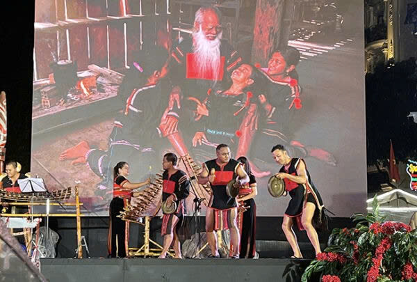 "Tiếng gọi Cao nguyên" vang vọng giữa lòng Hà Nội: Không gian văn hóa Tây Nguyên chạm tới trái tim khán giả Thủ đô